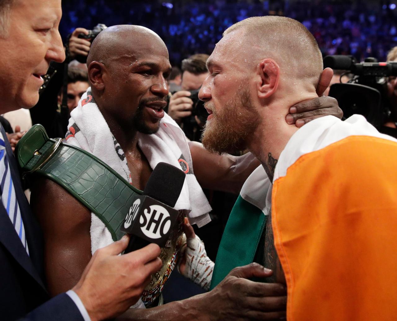  Mayweather showed his respect for McGregor after their fight in Las Vegas