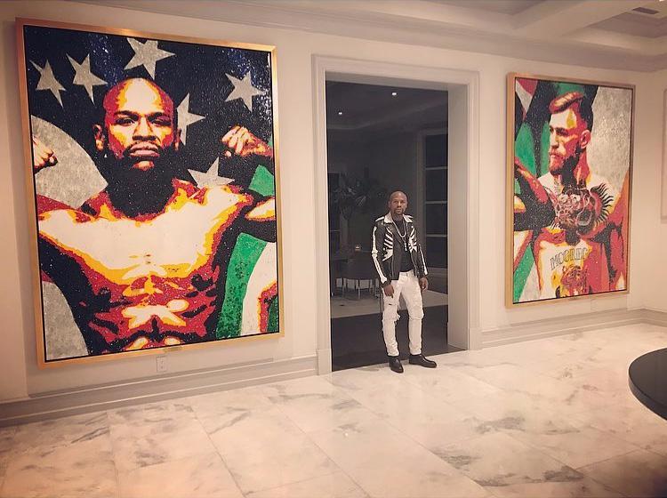  Floyd Mayweather poses beside his new artwork in his Beverly Hills mansion